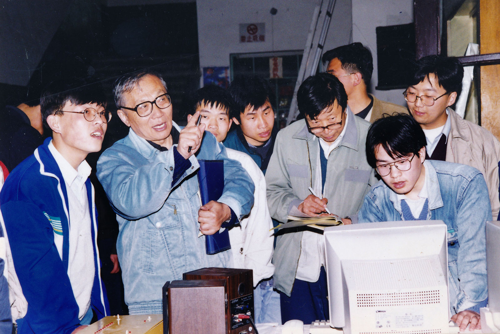 90年代初，于骏一在切削实验室正在给一组做实验的本科生分析实验数据处理结果
