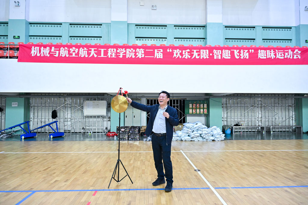 郑福胜鸣锣宣布比赛开幕 郑福胜鸣锣宣布比赛开幕